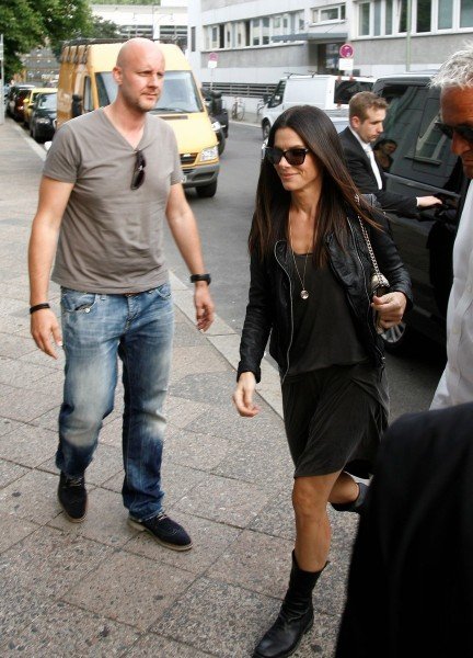 sandra-bullock-arrives-in-berlin-with-louis-01