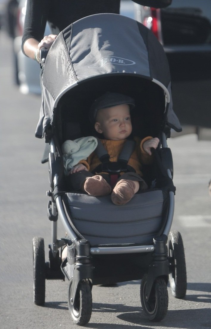 Exclusive - Edward Norton and Family at the Farmers Market