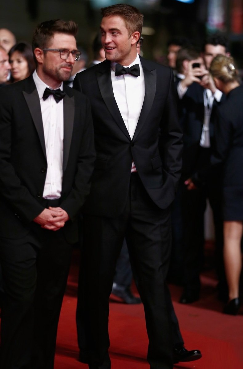 robert-pattinson-dons-a-dapper-suit-for-the-rover-cannes-premiere06