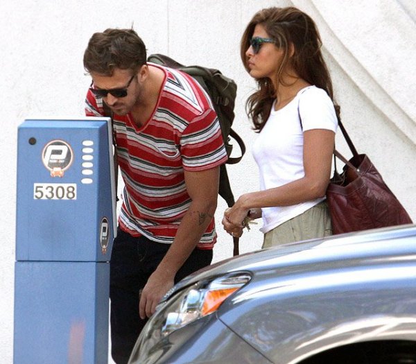 1362419379_ryan-gosling-eva-mendes-july-14-2012