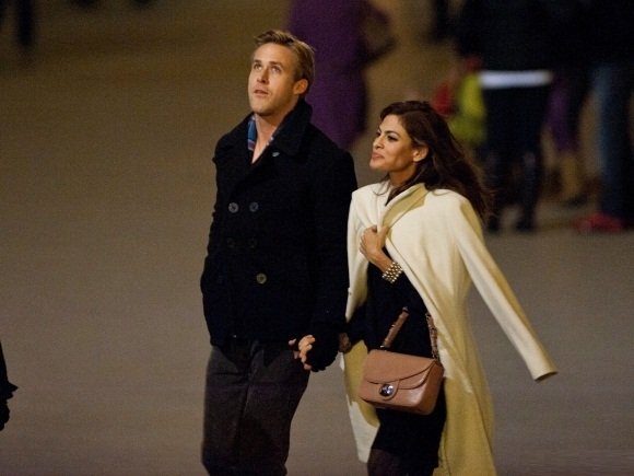 Ryan-Gosling-Spends-Last-Night-in-Paris-with-Eva-Mendes-1-580x435